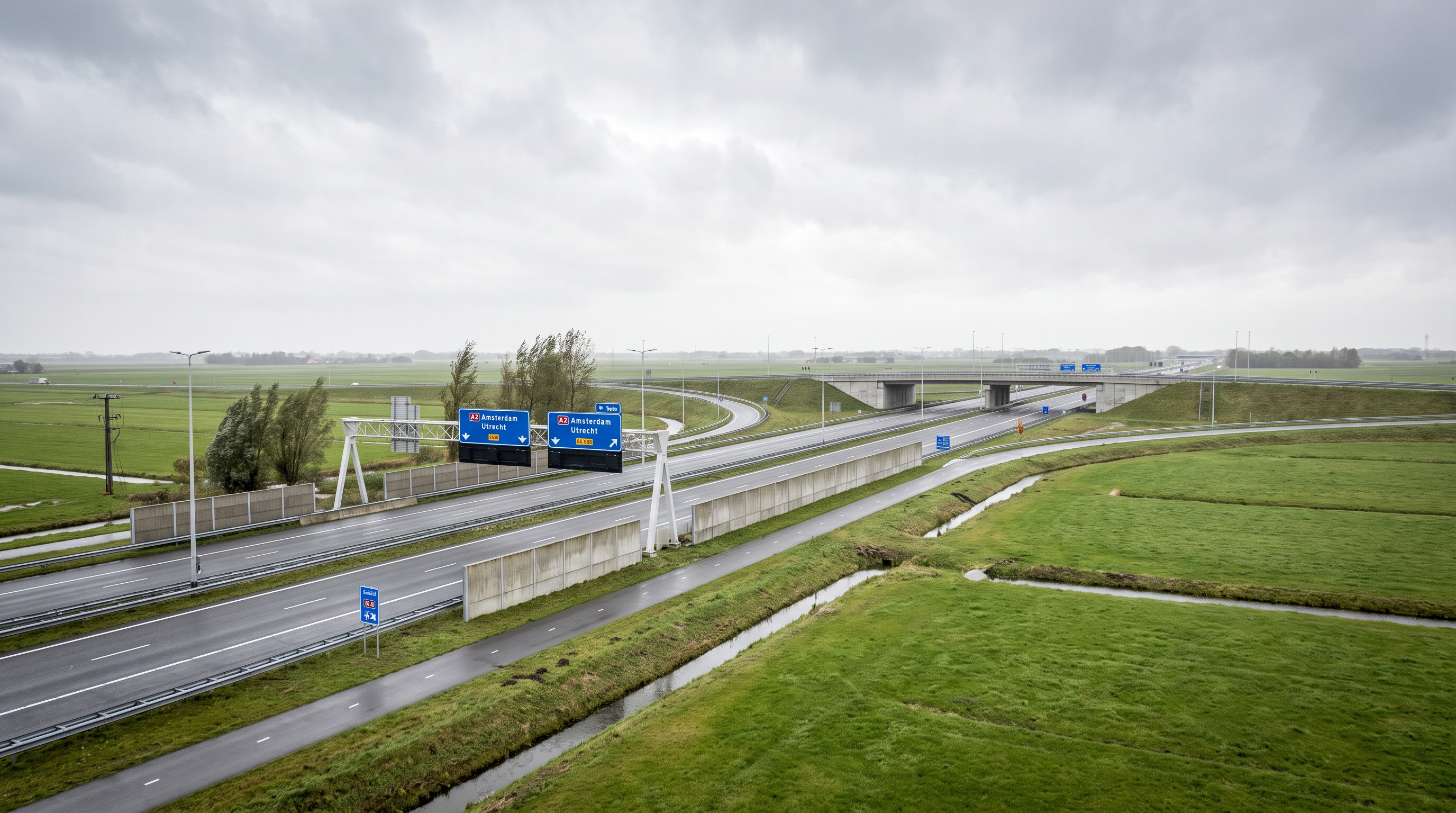 Snelwegkruising in een Nederlandse polder